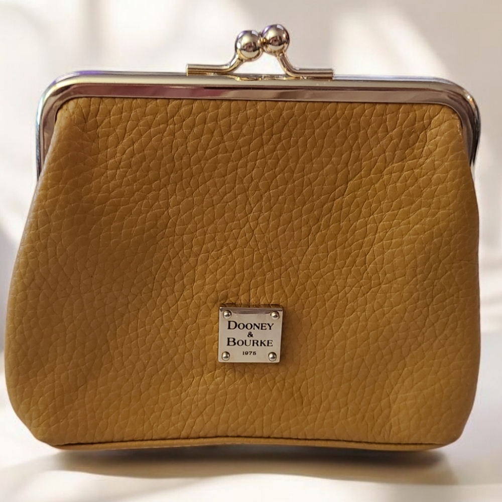 Dooney & Bourke Classic Tan Pebble Leather Wallet Card Holder Gold Hardware EUC